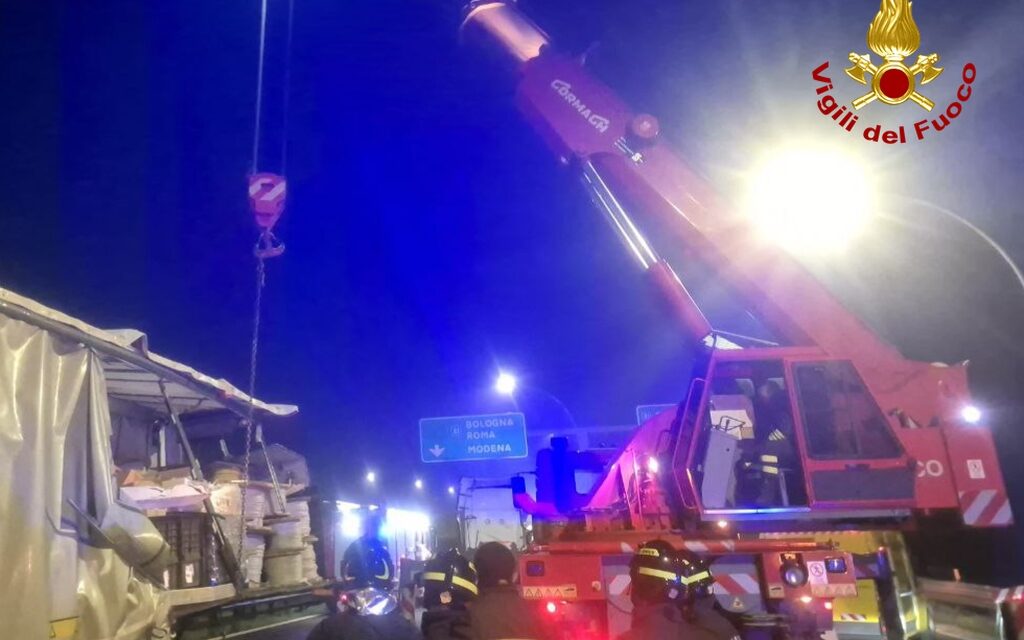 SCONTRO TRA CAMION, CHIUSO DI NOTTE TRATTO A22: BONIFICATA AREA