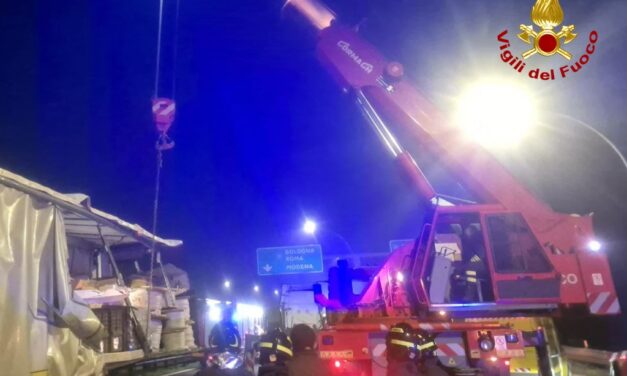 SCONTRO TRA CAMION, CHIUSO DI NOTTE TRATTO A22: BONIFICATA AREA