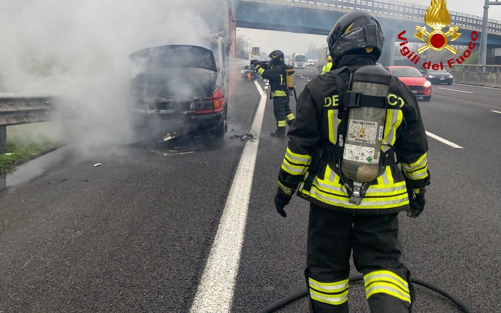 PRENDE FUOCO UN FURGONE SULL’A1, RALLENTAMENTI NEL TRATTO MODENA-REGGIO