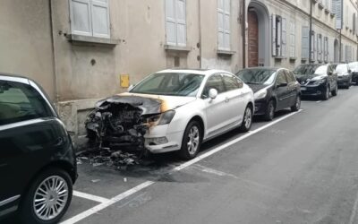 CENTRO STORICO: DATA ALLE FIAMME UN’AUTO IN VIA JODI, DANNEGGIATA ANCHE UNA SECONDA VETTURA
