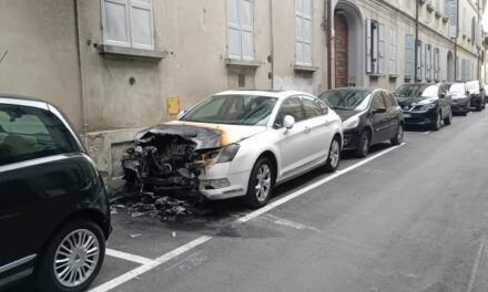 CENTRO STORICO: DATA ALLE FIAMME UN’AUTO IN VIA JODI, DANNEGGIATA ANCHE UNA SECONDA VETTURA
