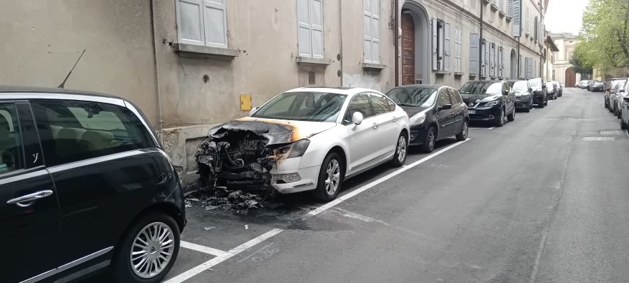 CENTRO STORICO: DATA ALLE FIAMME UN’AUTO IN VIA JODI, DANNEGGIATA ANCHE UNA SECONDA VETTURA