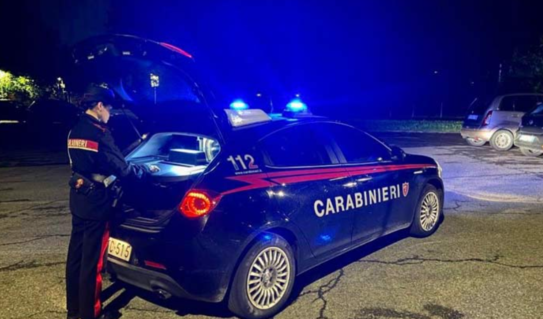 TENTA DI GETTARSI NEL VUOTO, LO SALVANO I CARABINIERI
