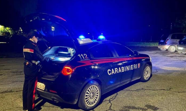 TENTA DI GETTARSI NEL VUOTO, LO SALVANO I CARABINIERI