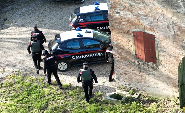 CONTROLLI NEI CAMPI NOMADI: DUE GIOVANI, DI 21 E 24 ANNI, DENUNCIATI