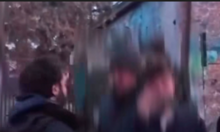 GLI ATTIVISTI DI AQ16 PROVOCATI DA ALCUNI GIOVANI