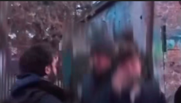 GLI ATTIVISTI DI AQ16 PROVOCATI DA ALCUNI GIOVANI