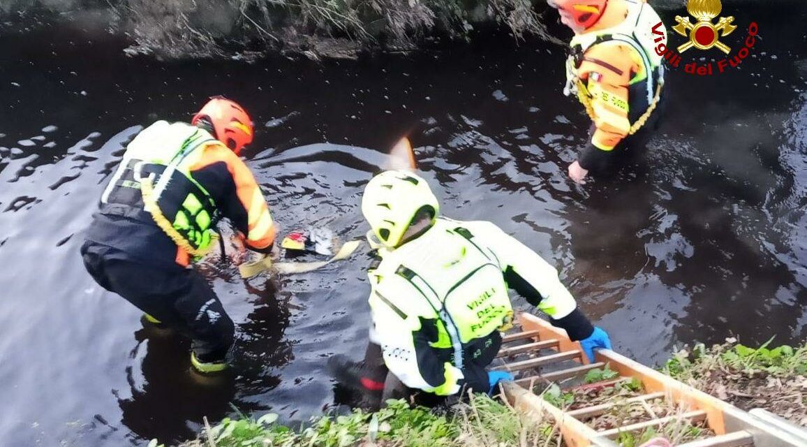 15ENNE FINISCE IN UN CANALE CON LA MOTO DA CROSS