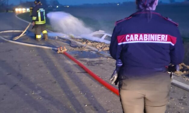 CAMPAGNOLA, AUTO FINISCE FUORI STRADA E PRENDE FUOCO