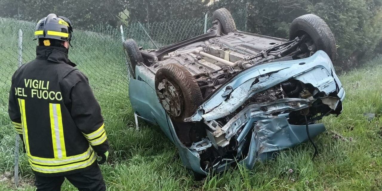 LUZZARA, AUTO SI RIBALTA, UN FERITO