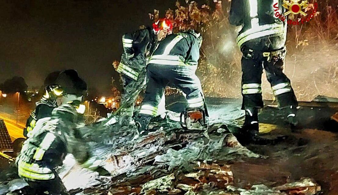 MONTECCHIO. SI INCENDIA UN TETTO DI LEGNO, VIGILI DEL FUOCO IN AZIONE
