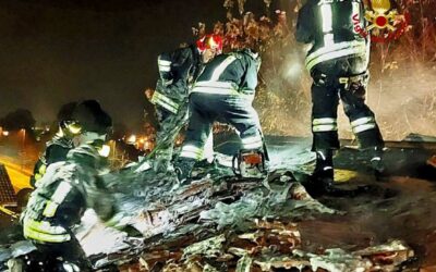 MONTECCHIO. SI INCENDIA UN TETTO DI LEGNO, VIGILI DEL FUOCO IN AZIONE