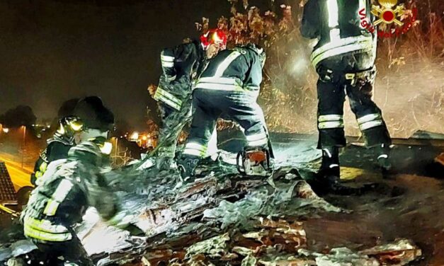 MONTECCHIO. SI INCENDIA UN TETTO DI LEGNO, VIGILI DEL FUOCO IN AZIONE
