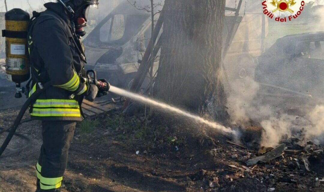 A FUOCO UN’AUTO E UN FURGONE A CANOLO DI CORREGGIO