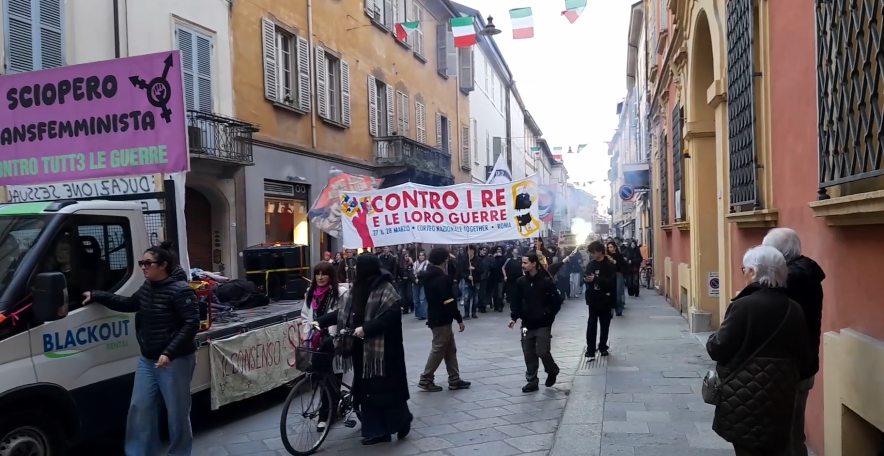 8 MARZO, IL CORTEO FEMMINISTA SFILA IN CENTRO