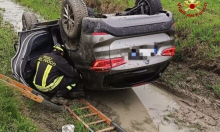 CORREGGIO. AUTO FUORI STRADA SI CAPPOTTA NEL FOSSO: INCASTRATO E FERITO IL CONDUCENTE