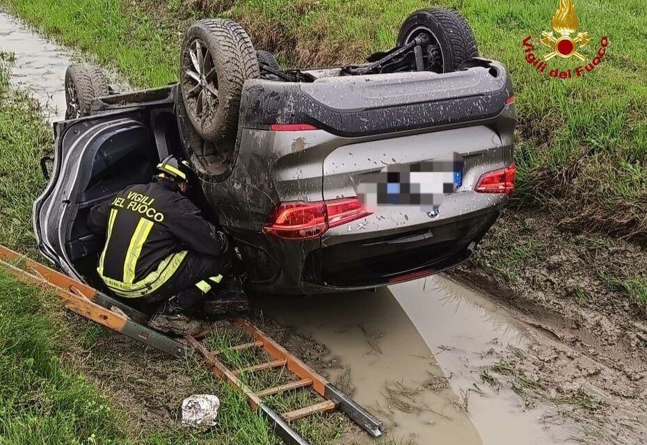 CORREGGIO. AUTO FUORI STRADA SI CAPPOTTA NEL FOSSO: INCASTRATO E FERITO IL CONDUCENTE