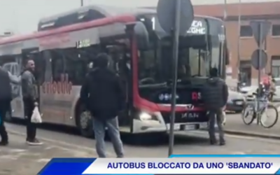 REGGIO STAZIONE. AUTOBUS BLOCCATO DA UNO SBANDATO: UCCIDIMI, TIRAMI SOTTO (video Tg)