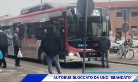REGGIO STAZIONE. AUTOBUS BLOCCATO DA UNO SBANDATO: UCCIDIMI, TIRAMI SOTTO (video Tg)