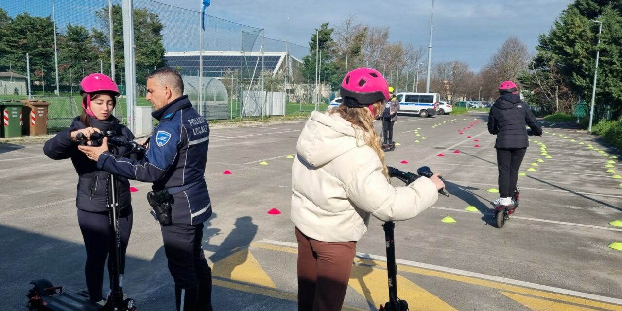SICUREZZA STRADALE , LA POLIZIA LOCALE ‘SPIEGA’ L’USO DEL MONOPATTINO