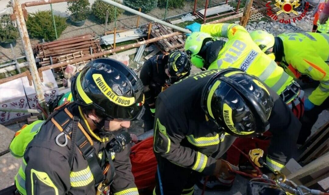 TOANO. TRAVOLTO DA ASSI DI LEGNO CADUTE DA UN PONTEGGIO, GRAVE OPERAIO DI 45 ANNI
