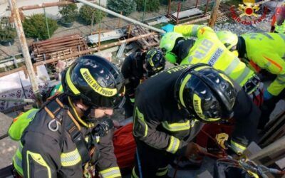 TOANO. TRAVOLTO DA ASSI DI LEGNO CADUTE DA UN PONTEGGIO, GRAVE OPERAIO