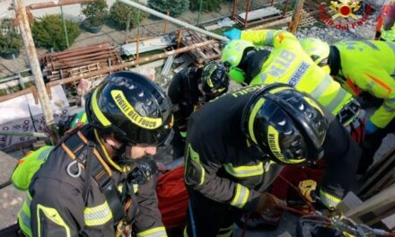 TOANO. TRAVOLTO DA ASSI DI LEGNO CADUTE DA UN PONTEGGIO, GRAVE OPERAIO DI 45 ANNI