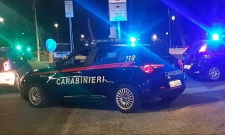REGGIO STAZIONE. BOTTE SOTTO I PORTICI, 34ENNE TENTA SOTTRARRE IL MANGANELLO AI CARABINIERI