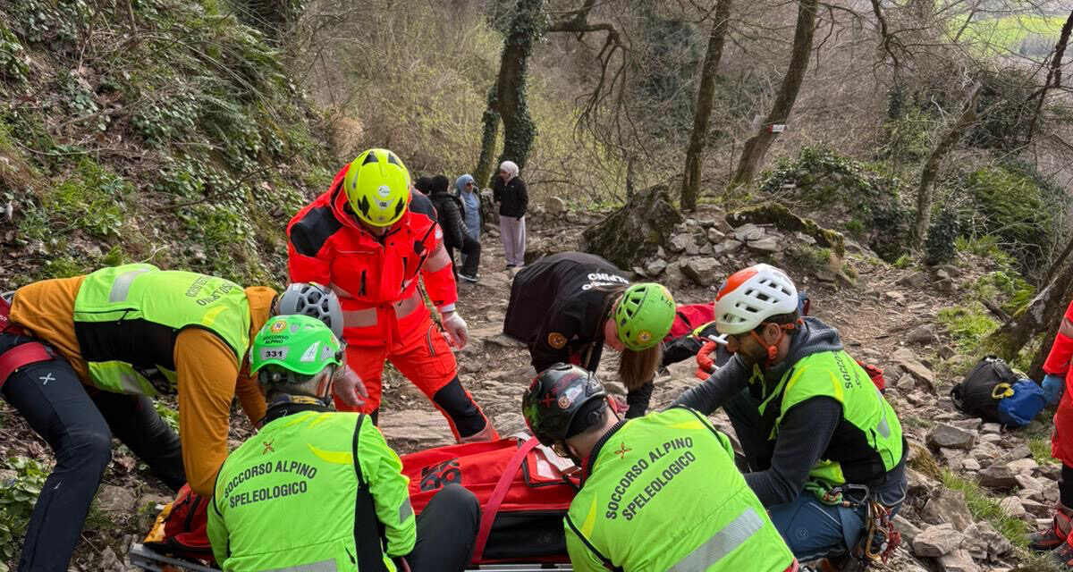 GIOVANI SCIVOLANO SULLA PIETRA DI BISMANTOVA, RECUPERATI E MESSI IN SALVO