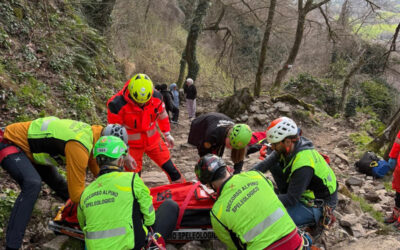 DUE GIOVANI SCIVOLANO SULLA PIETRA DI BISMANTOVA, SALVATI