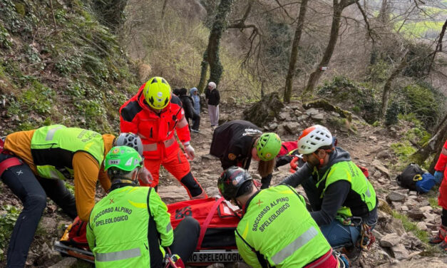 DUE GIOVANI SCIVOLANO SULLA PIETRA DI BISMANTOVA, SALVATI
