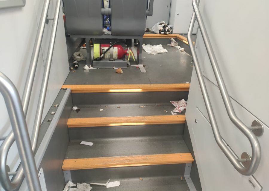 VANDALIZZATO DAGLI ULTRAS IL TRENO MILANO-REGGIO, LA REGIONE: ATTI INQUALIFICABILI, NON SONO SPORTIVI (video Tg)