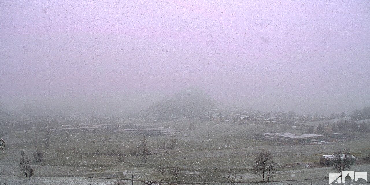 L’APPENNINO SI RISVEGLIA IMBIANCATO, TORNA LA NEVE DA QUOTA 600 METRI