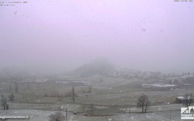 L’APPENNINO SI RISVEGLIA IMBIANCATO, TORNA LA NEVE DA QUOTA 600 METRI