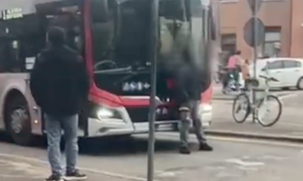 AUTOBUS BLOCCATO DA UNO SBANDATO