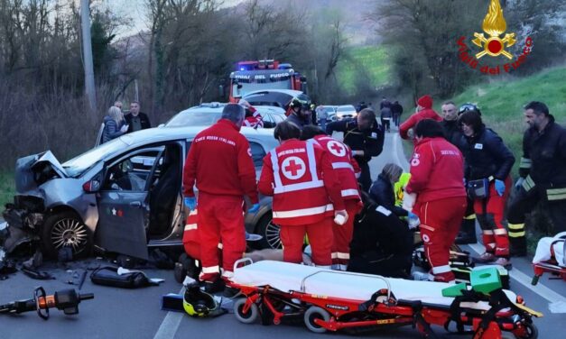 FRONTALE A BAISO: AUTO NELLA SCARPATA, GRAVI 33ENNE E 37ENNE