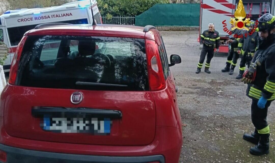 SAN POLO. RESTA INCASTRATO CON LA GAMBA SOTTO LA SUA AUTO