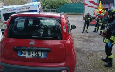 SAN POLO. RESTA INCASTRATO CON LA GAMBA SOTTO LA SUA AUTO