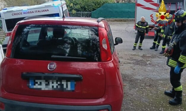 SAN POLO. RESTA INCASTRATO CON LA GAMBA SOTTO LA SUA AUTO
