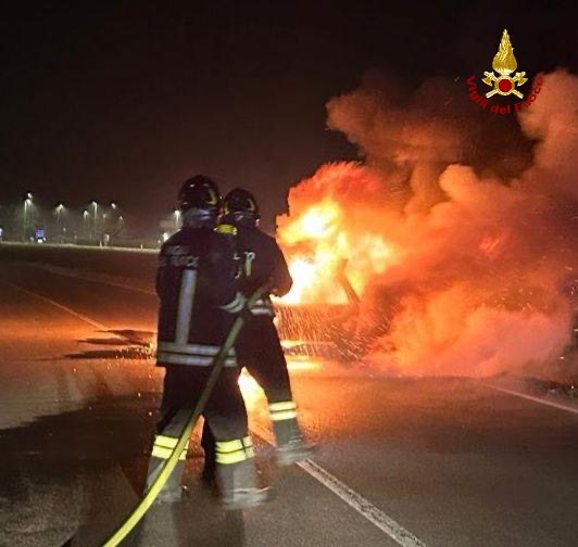 MONTECAVOLO, AUTO S’INCENDIA IN VIA CIRCONVALLAZIONE