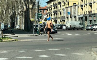 UOMO NUDO SALTA SULLE AUTO. IL COMUNE: E’ POSSIBILE CHIEDERE I DANNI