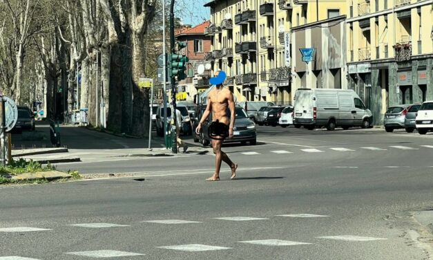 REGGIO. SCENE DELL’ALTRO MONDO: UOMO NUDO IN STRADA SALTA SULLE AUTO E LE SFONDA (video Tg)