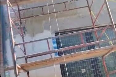 CASO AQ16, ATTIVISTE SUL PONTEGGIO SENZA IMBRAGATURA