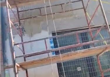 CASO AQ16, ATTIVISTE SUL PONTEGGIO SENZA IMBRAGATURA