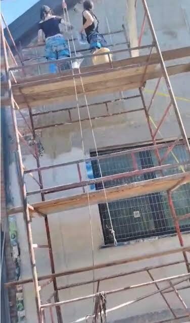 CASO AQ16, ATTIVISTE SUL PONTEGGIO SENZA IMBRAGATURA