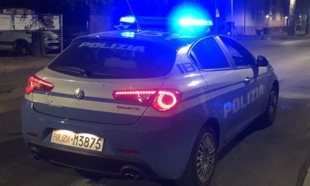REGGIO STAZIONE: ENTRA IN UN MINIMARKET PER RUBARE, ARRIVA LA POLIZIA E LO ARRESTA