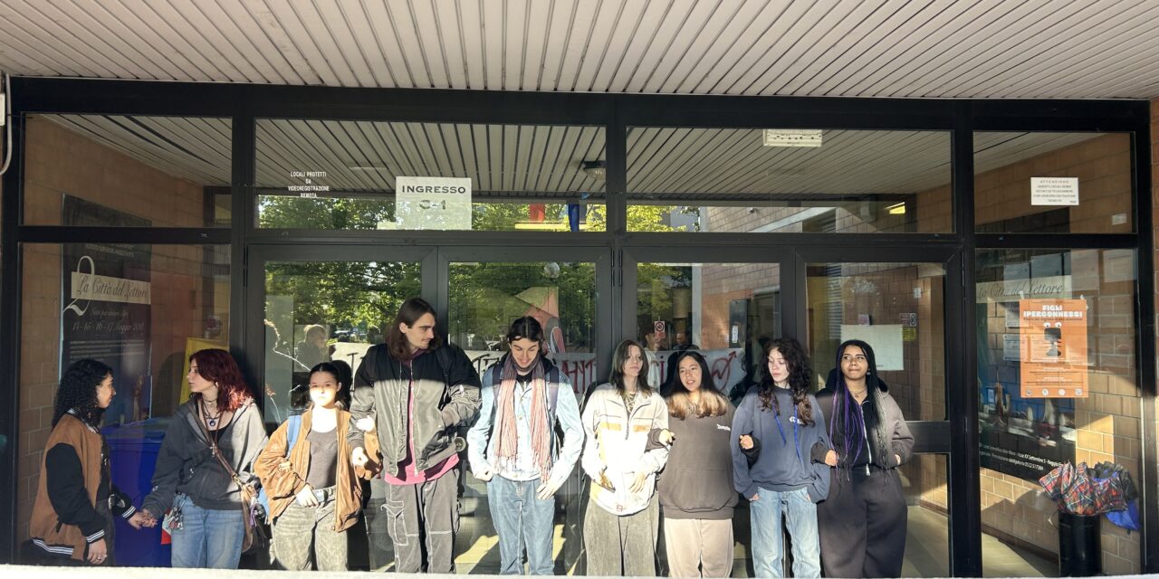 COLLETTIVI STUDENTESCHI, AZIONE ANTIFASCISTA AL LICEO ALDO MORO