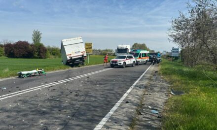 FRONTALE TRA AUTO E CAMION A PIEVE MODOLENA, UN FERITO GRAVE E TRAFFICO IN TILT