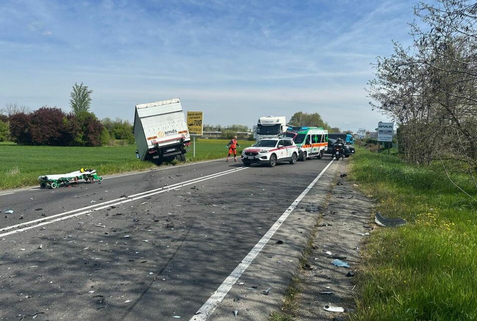FRONTALE TRA AUTO E CAMION A PIEVE MODOLENA, UN FERITO GRAVE