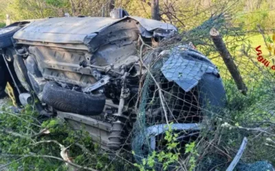 VEZZANO. ESCE DI STRADA, L’AUTO SI RIBALTA E SI SCHIANTA CONTRO LA RECINZIONE: GRAVE